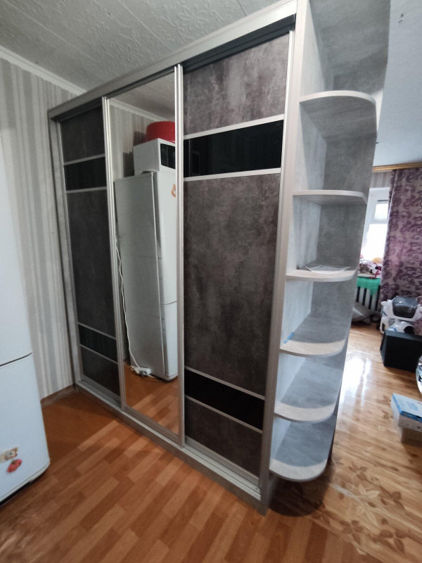 Шкаф - купе - перегородка, с открытыми радиусными полками. 